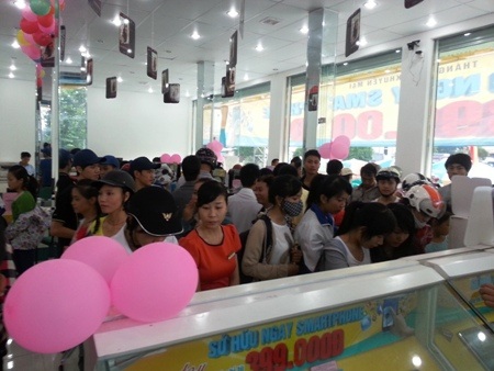 Tắc đuờng, xô đẩy vì... điện thoại 99 ngàn đồng - 2 Tắc đuờng, xô đẩy vì... điện thoại 99 ngàn đồng