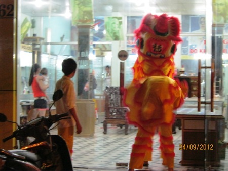 ... và vào cửa hàng xin tiền