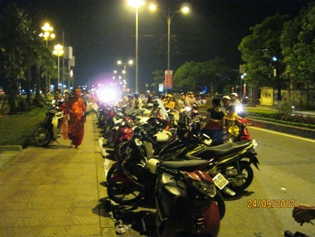 ... và vào cửa hàng xin tiền