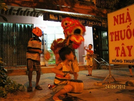 ... và vào cửa hàng xin tiền