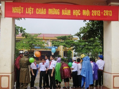 Du trời mưa to nhưng nhiều học sinh ở Quảng Bình vẫn đội mưa đi khai giảng.