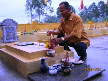 Ông Dĩ đang thắp nén nhang cho các đồng đội cũ