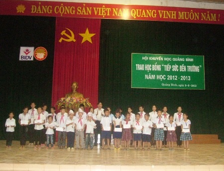 Quảng Bình: Trao 1.000 suất học bổng “Tiếp sức đến trường”