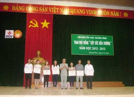 Quảng Bình: Trao 1.000 suất học bổng “Tiếp sức đến trường”