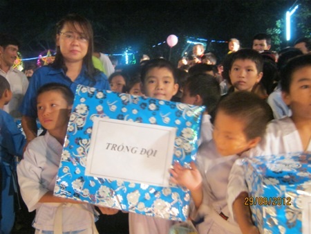 Nhiều phần quà đã được trao cho các em thiếu nhi (ảnh: Đặng Tài).