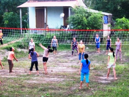 Nóng bỏng với bóng chuyền nữ U40 ở thôn quê