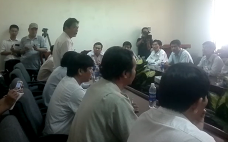 Ông Võ Minh Hoài (người đứng) trình bày biện pháp thi công của nhà thầu