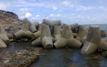 Công trình trăm tỷ bị bão “xé nát”: Chịu được bão cấp 12 (!?)