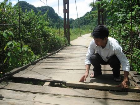 Trên mặt cầu treo Hóa Thanh đang xuất hiện nhiều lỗ hỏng như thế này