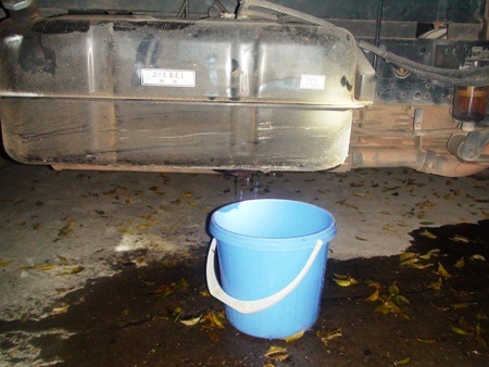 Bắt nhóm đối tượng ném đá, đâm thủng thùng dầu xe công an