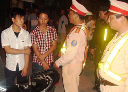 Bắt nhóm đối tượng ném đá, đâm thủng thùng dầu xe công an