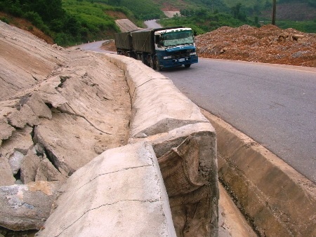 Nhiều lái xe rợn người khi đi qua đoạn đường này