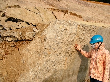 Những khối bê tông lớn cũng bị gãy đôi