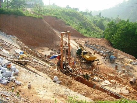 Những điểm sạt ở, sụt lún này đang được các đơn vị thi công gấp rút khắc phục...