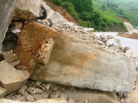 Tuy nhiên, công trình vừa mới hoàn thành đã bị đổ sập như thế này!