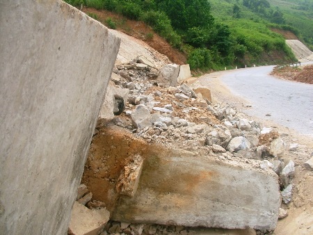 và không ngừng đổ sập