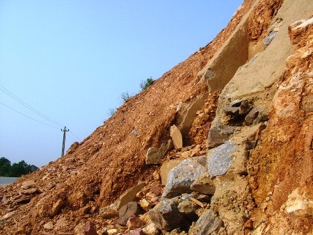 Đất đá sạt lở ở khúc cua che khuất cả tầm nhìn của tài xế