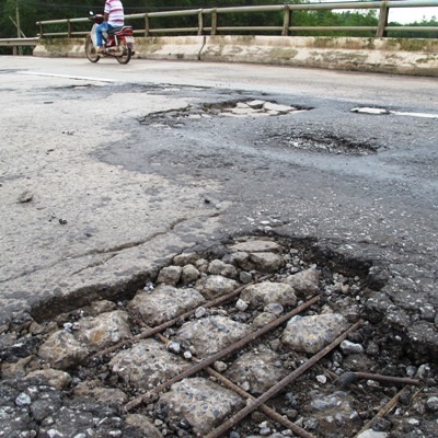 Mặt cầu cũng bị bong tróc, lòi cả cốt thép