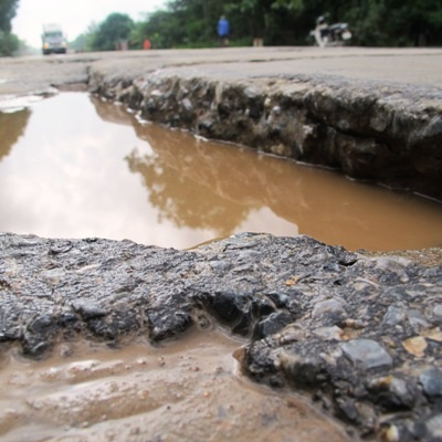 Mặt đường xuống cấp thảm hại