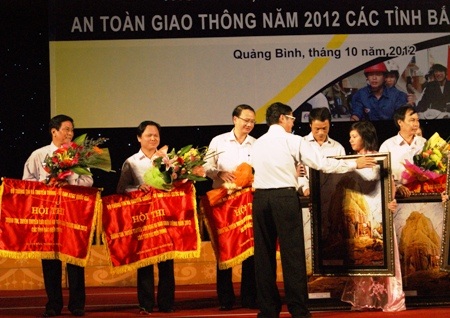 Ban tổ chức tặng cờ lưu niệm cho các đoàn