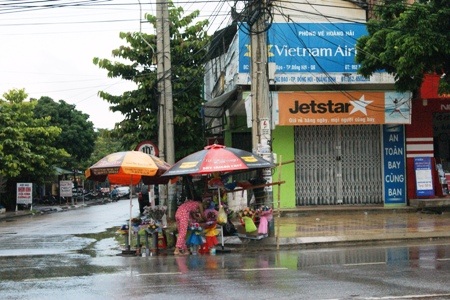 ...và khuôn mặt rất lo lắng