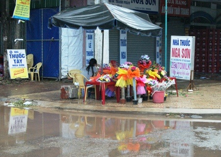 ...và khuôn mặt rất lo lắng