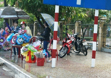 Một cửa hàng hoa lớn trên đường Trần Hưng Đạo cũng trở nên vắng khách vì trời mưa