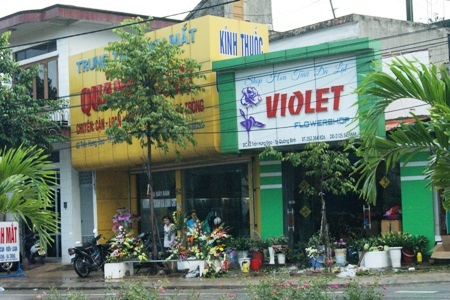 Một cửa hàng hoa lớn trên đường Trần Hưng Đạo cũng trở nên vắng khách vì trời mưa