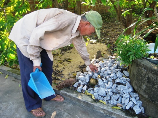 Người cựu chiến binh gần 10 năm nhặt bẫy tai nạn trên đường