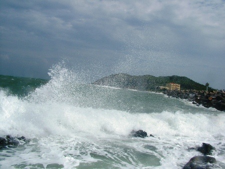 Khoảng 10h trưa nay (27/10) ở Cảng Hòn La đã xuất hiện sóng lớn