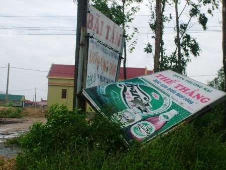 ...Một số thiệt hại ban đầu do mưa và gió lớn ở Quảng Bình.