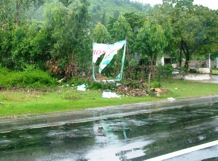 ...Một số thiệt hại ban đầu do mưa và gió lớn ở Quảng Bình.