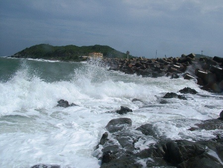 Do ảnh hưởng của bão số 8, từ trưa ngày hôm qua (27/10) ở cảng Hòn La đã xuất hiện sóng lớn