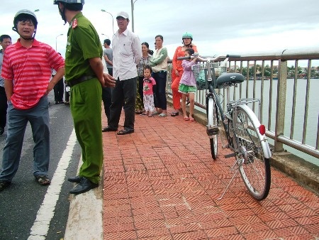 Chiếc xe đạp cùng cái  áo mưa để trước giỏ xe của nạn nhân