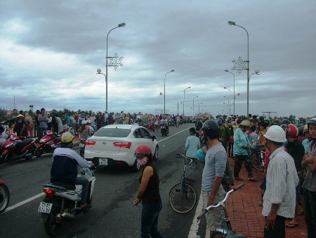 Hàng trăm người dân hiếu kỳ đổ ra cầu theo dõi vụ việc