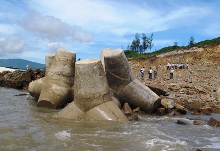 Những khối bê tông nặng gần 25 tấn cũng bị sóng cuốn nằm chỏng chơ