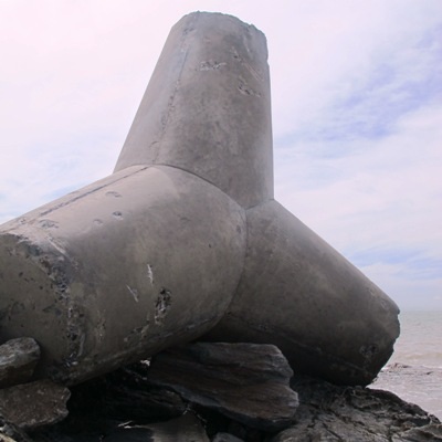 Những khối bê tông nặng gần 25 tấn cũng bị sóng cuốn nằm chỏng chơ