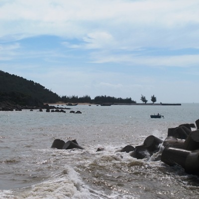 Tuyến đường đê nối đảo Hòn Cỏ với cảng Hòn La đã bị chia cắt hoàn toàn sau bão số 8.