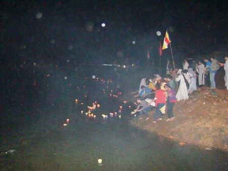 Thả đèn hoa đăng cầu cho linh hồn các nạn nhân được siêu thoát (Ảnh: Đức Tài).