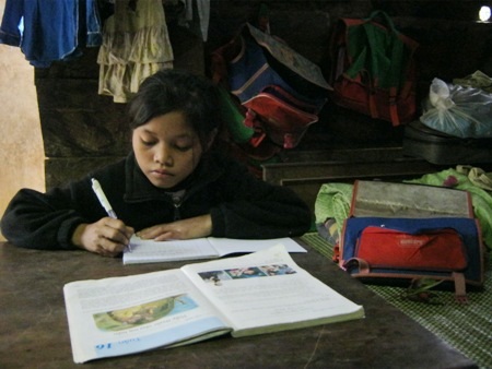 Dù mới 10 tuổi nhưng Cao Thị Hành đã sớm phải gánh vác trọng trách một trụ cột trong gia đình.