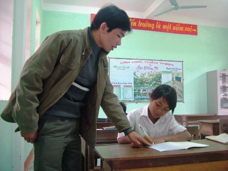 Cảm phục nghị lực phi thường của 2 trẻ mồ côi đồng bào Rục