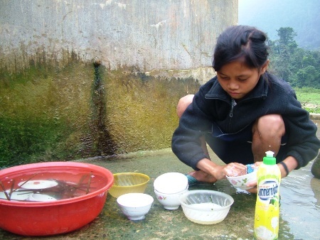 Dù mới 10 tuổi nhưng Cao Thị Hành đã sớm phải gánh vác trọng trách một trụ cột trong gia đình.