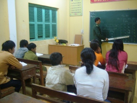 Lớp học xóa mù chữ của các chiến sỹ Đồn Biên phòng Cà Xèng cho đồng bào Rục.