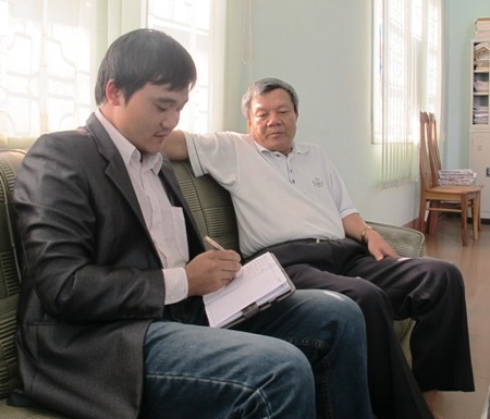 Ông Phạm Công Hiền (phải) trao đổi với PV