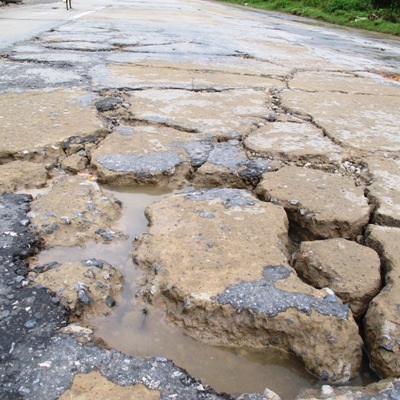 Ông Phạm Công Hiền (phải) trao đổi với PV