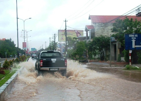 Mưa xối xả, nhiều tuyến đường ngập lụt