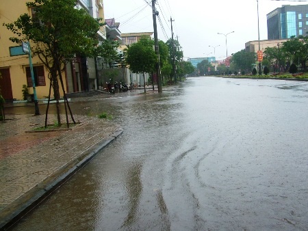 Mưa xối xả, nhiều tuyến đường ngập lụt