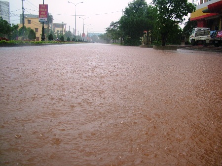 Mưa xối xả, nhiều tuyến đường ngập lụt