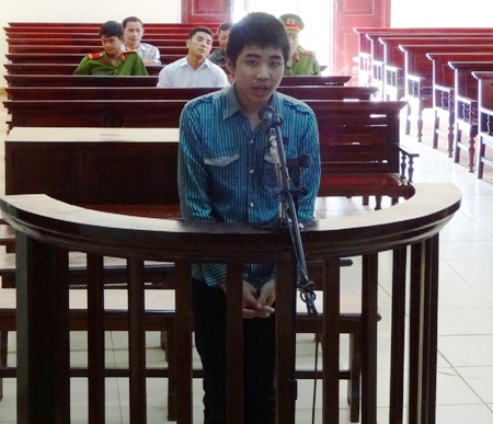 Bị cáo Lê Công Anh Lợi trước vành móng ngựa