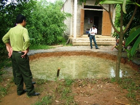 Ngày 31/10, trước sân nhà anh Hòa bỗng xuất hiện hố tử thần... 